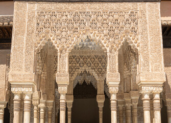 Primer plano de la hermosa arquitectura de estilo nazar&iacute; en los palacios de la Alhambra de Granada, Espa&ntilde;a