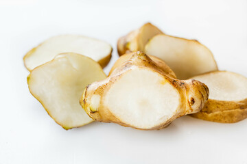 白い背景のスライスした菊芋