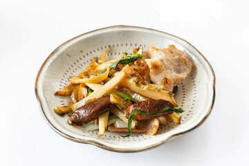 白い背景のキクイモと豚肉の中華炒め