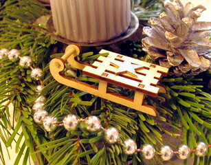 Schneeschlitten am Adventskranz