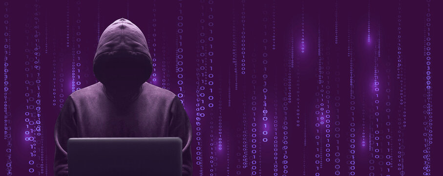 Silhouette décalée sur la gauche du cybercriminel devant son écran d'ordinateur portable sur fond de données binaires pourpre