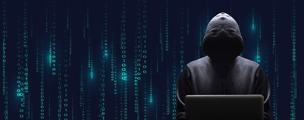Silhouette décalée sur la droite du cybercriminel devant son écran d'ordinateur portable sur fond de données binaires noire