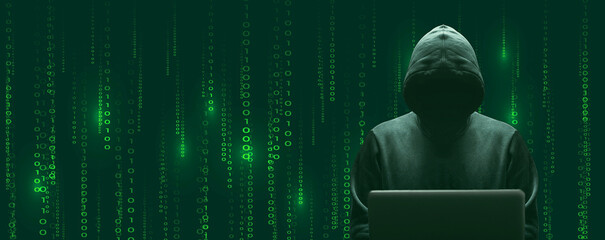 Silhouette décalée sur la droite du cybercriminel devant son écran d'ordinateur portable sur fond de données binaires vert - obrazy, fototapety, plakaty