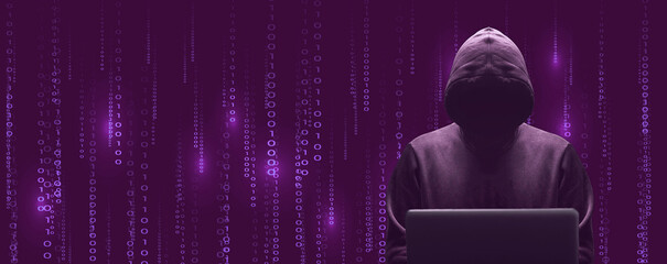 Silhouette d&eacute;cal&eacute;e sur la droite du cybercriminel devant son &eacute;cran d'ordinateur portable sur fond de donn&eacute;es binaires rose