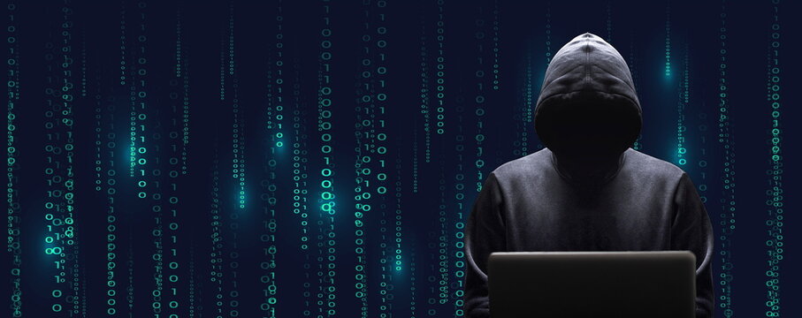 Silhouette d&eacute;cal&eacute;e sur la droite du cybercriminel devant son &eacute;cran d'ordinateur portable sur fond de donn&eacute;es binaires noire