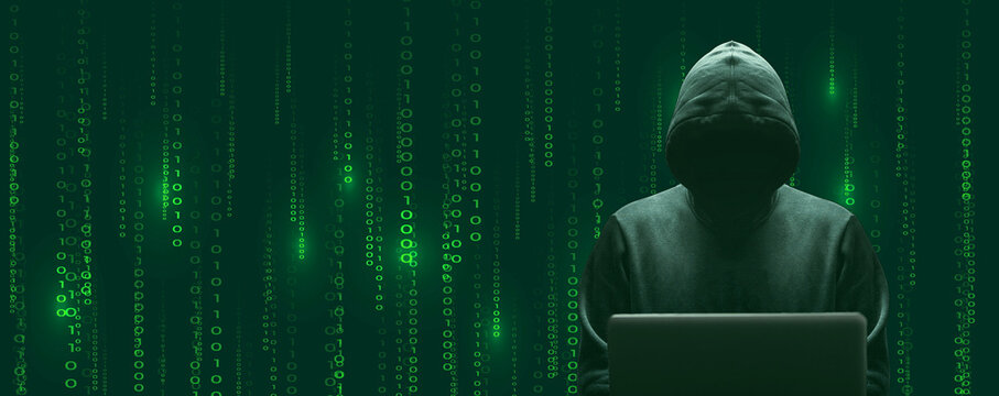 Silhouette d&eacute;cal&eacute;e sur la droite du cybercriminel devant son &eacute;cran d'ordinateur portable sur fond de donn&eacute;es binaires vert