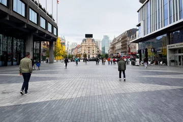 Foto op Plexiglas Pedestrians walking in a public square in Brussels © Mounir