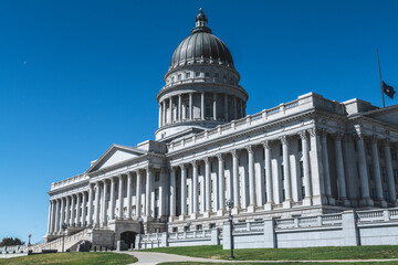 Obraz premium Front of the Capitol, Government building on a sunny day in the USA. High-quality photo