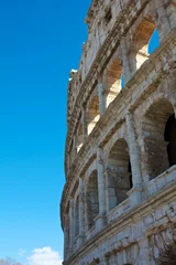 Keuken foto achterwand Historisch monument Verticaal schot van de gevel van het Colosseum in Rome, Italië onder de blauwe lucht