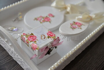 TRAY WITH JEWELS, Wedding ring box
