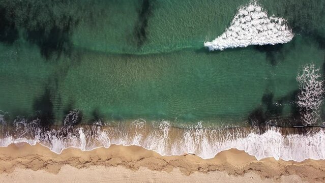 une plage avec des vagues cassant sur le sable - M&eacute;diterran&eacute;e	