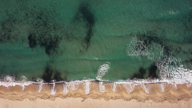 vue a&eacute;rienne d'une plage avec des vagues cassant sur le sable - M&eacute;diterran&eacute;e