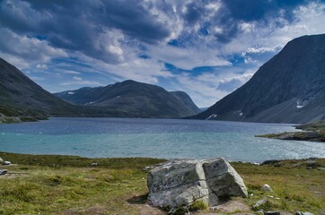 Bautiful view of a lake surrounded with high mountains