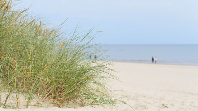 Strand an der Küste von Swinoujscie an der polnischen Ostseeküste. Im Hintergrund unscharfe Spaziergänger. © Heiko Küverling
