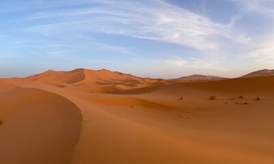Fototapeta na wymiar Dunas de arena en el desierto Sahara