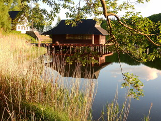 domek nad jeziorem © Adam