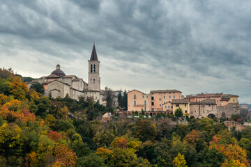 Fototapeta na wymiar view of the historic city center of Spoleto with the cathedral