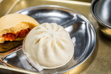 蒸しあがった肉まん