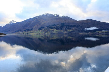 Blick auf den Innvikfjorden bei Loen in Norwegen. Die Landschaft spiegelt sich im Wasser.