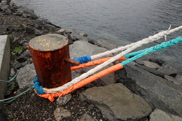 Poller zum Befestigen von Schiffen mit Seilen im Hafen von Reine in Norwegen