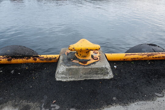 Gelber Poller zum Befestigen von Schiffen im Hafen von Svolv&aelig;r in Norwegen