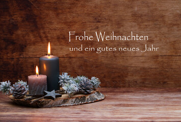 Weihnachtskarte: Weihnacht und Neujahrsgrüße mit romantischer Weihnachtsdekoration mit brennenden...