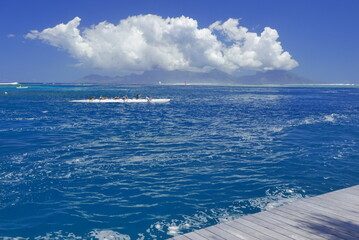 pirogue dans le lagon de tahiti