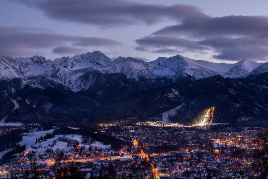 Tatry i Zakopane nocą.