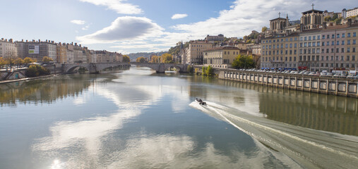 La Saône traversant le coeur de Lyon au pied de la colline de Fourvière et le long du Vieux Lyon