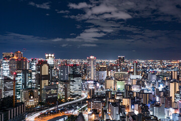 Fototapeta na wymiar 梅田スカイビルの空中庭園展望台から見る大阪の夜景