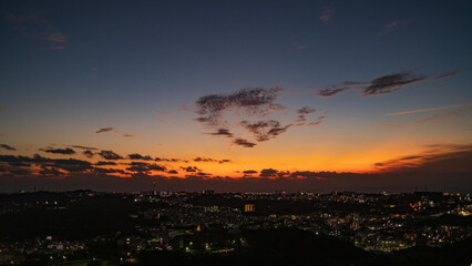 夕暮れ時の空と街並み