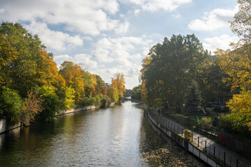 Der Blick auf den Fluss von einer Brücke im Berliner Zoo