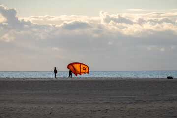Obraz premium Kitesurfen bei Sonnenuntergang am Brouwersdam in Zeeland