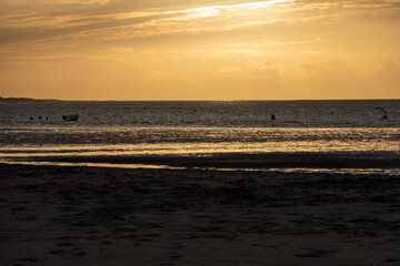 Kitesurfen bei Sonnenuntergang am Brouwersdam in Zeeland