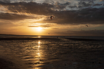 Fototapeta na wymiar Kitesurfen bei Sonnenuntergang am Brouwersdam in Zeeland
