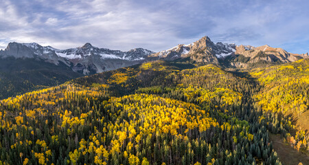 Obraz premium Rocky Mountains - Autumn golden aspen foliage near Ridgway Colorado - County Road 9 - on the Double RL Ralph Lauren ranch at sunrise