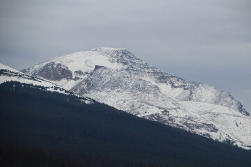Fototapeta na wymiar snow covered mountains in winter, Jasper National Park, Alberta