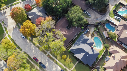 Fototapeta na wymiar Upscale single family home with swimming pool and colorful fall foliage near Dallas, Texas, America
