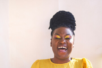 Black woman laughing out loud - obrazy, fototapety, plakaty