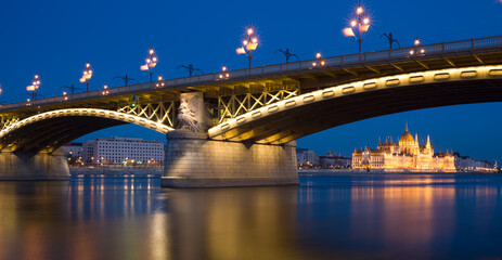 Fototapeta na wymiar Margaret bridge and Parliament building night view