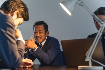 取り調べする刑事と容疑者　刑事ドラマ © metamorworks