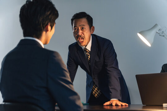 取り調べする刑事と容疑者　刑事ドラマ　自白強要　冤罪