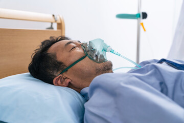 酸素マスクをつける昏睡患者