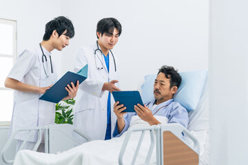 Fototapeta premium 病室で患者に病状を説明する医師