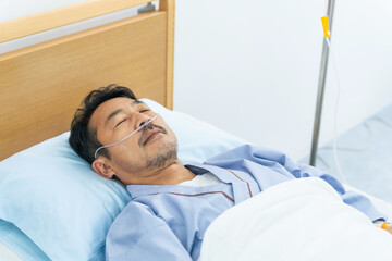 眠る酸素チューブをつけた入院患者
