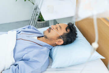 眠る酸素チューブをつけた入院患者 - obrazy, fototapety, plakaty