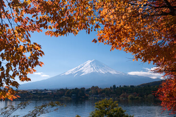 紅葉の河口湖と冠雪した富士山