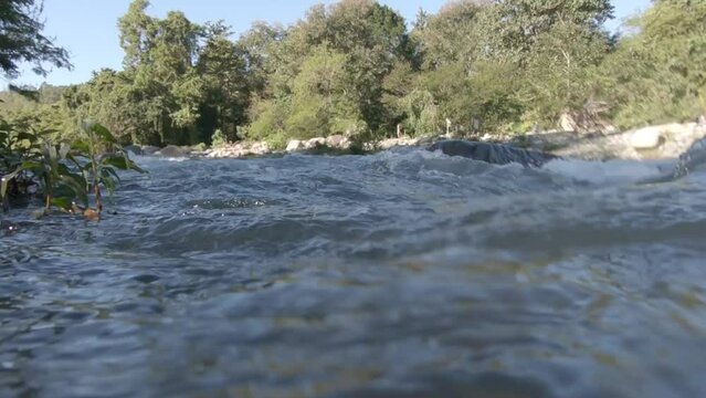 R&iacute;o monta&ntilde;oso salvaje que fluye a trav&eacute;s de rocas de piedra, r&iacute;o fluido por el r&iacute;o transparente en el bosque profundo