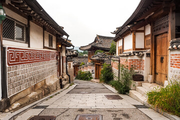 Naklejka premium Street of Bukchon Hanok village in Seoul