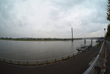 Obraz premium oberbilker brücke und rheinufer promenade in düsseldorf, nrw, deutschland